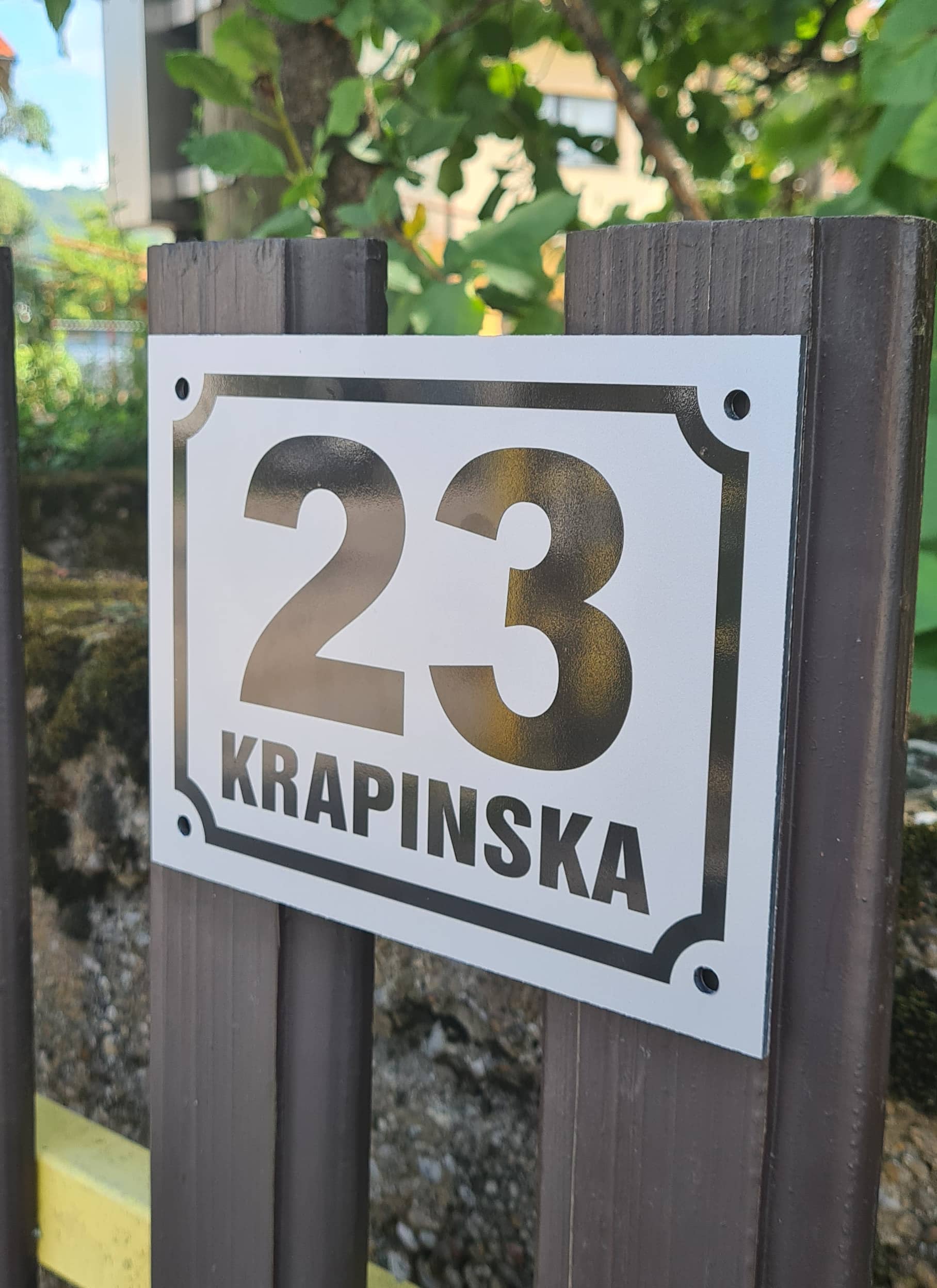 Srebrni kućni broj pločica